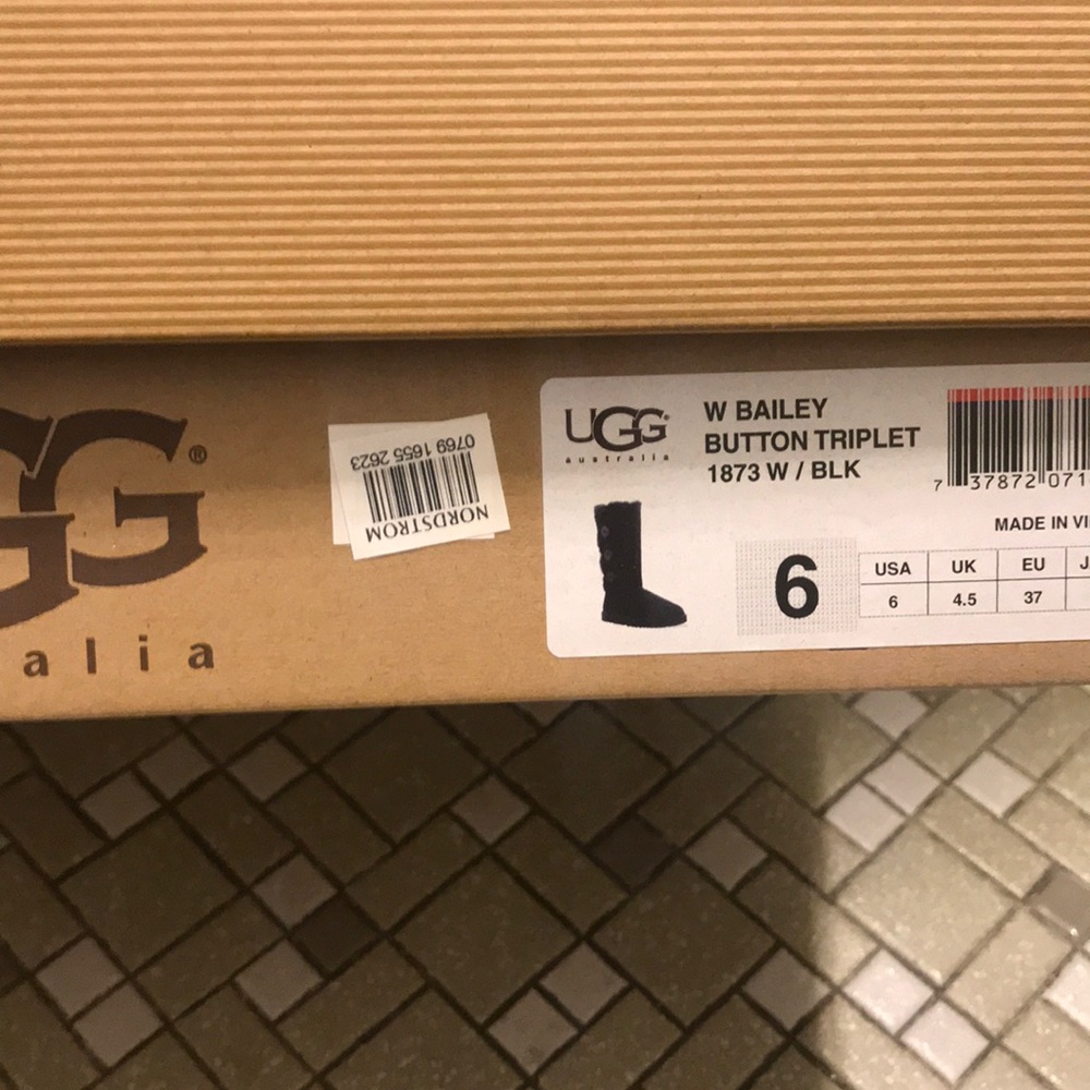 Authentic UGG Bailey Button women size 6